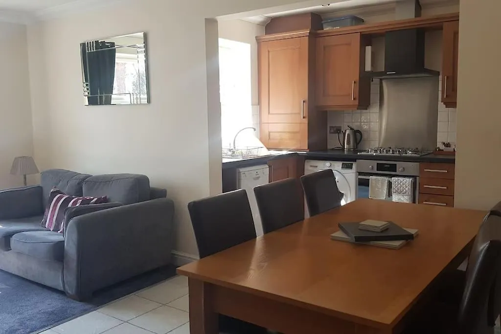 3 Bed Apartment Close To Bournemouth Beach United Kingdom